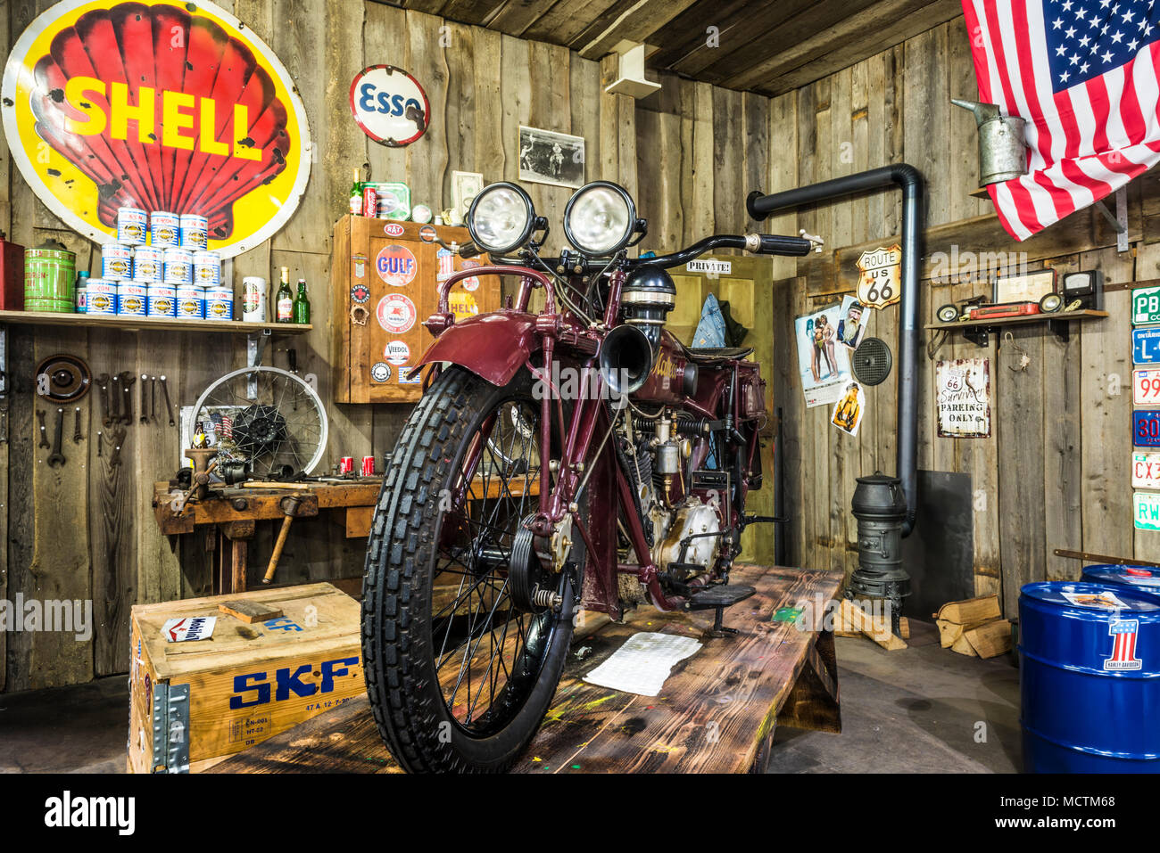 Mabeco 750 motociclo in un vecchio garage, Auto &Technik Museum Sinsheim, Germania Foto Stock