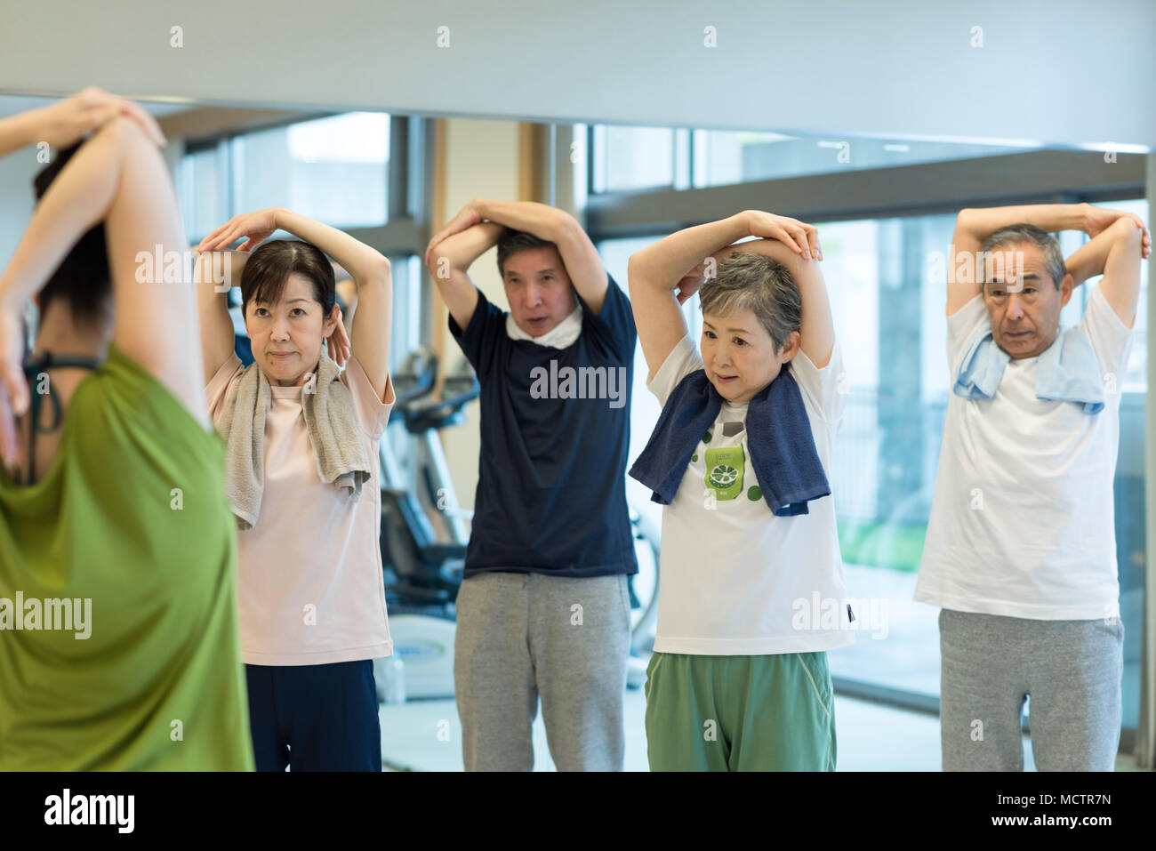 Senior donna esercizio di stretching Foto Stock