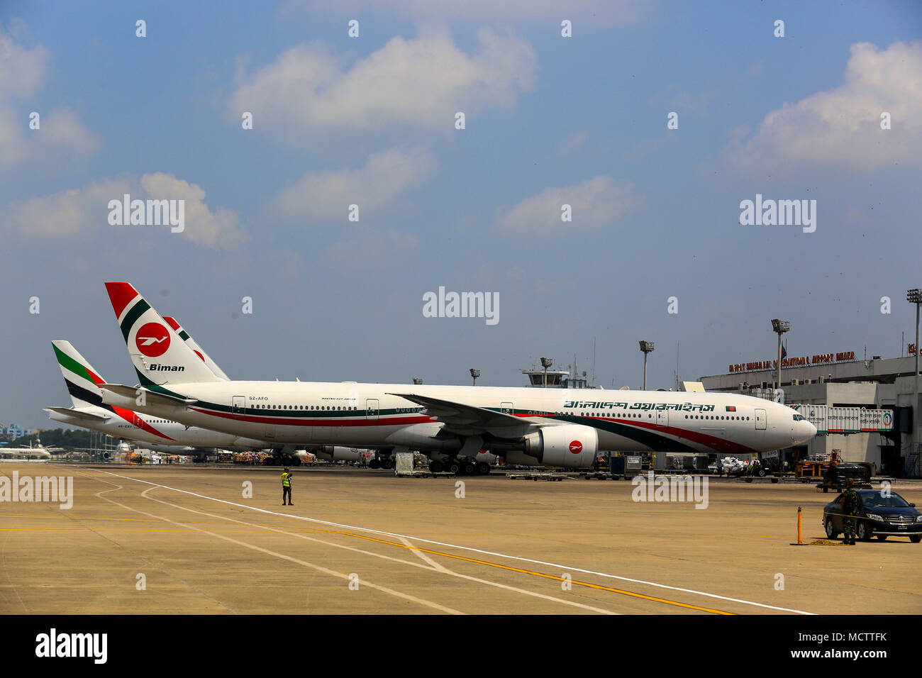 Biman Bangladesh Airlines Boeing 777-300 ER aereo sulla pista di Hazrat Shahjalal International Airport. Dacca in Bangladesh Foto Stock