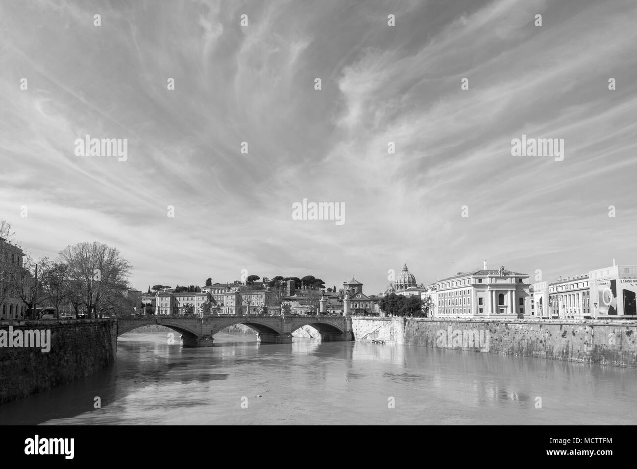 Roma, Italia, 08 marzo 2018: foto in bianco e nero del fiume Tevere durante il cielo blu giorno in Roma, Italia Foto Stock