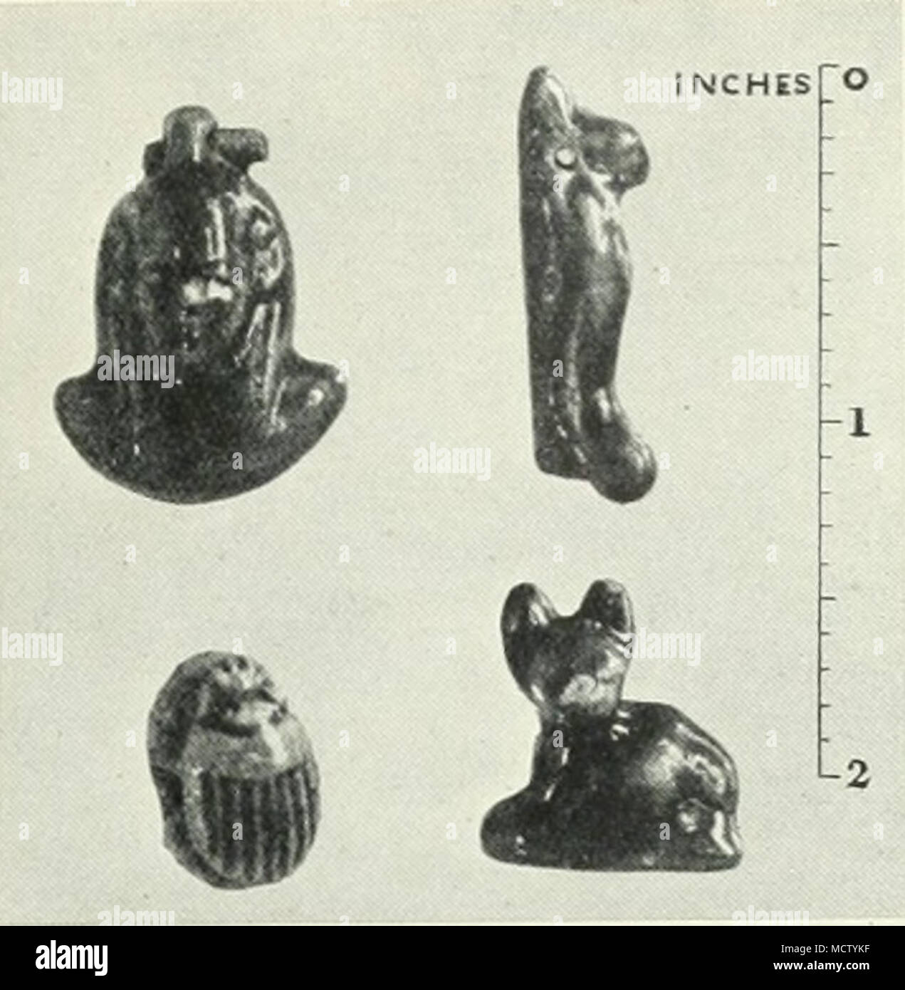 . FIG. 2.-BLUE-GI.AZED amuleti. vissuto. Qui ho realizzato il fascino, due dei quali sono stati messi a terra in corrispondenza di un tempo e sono state poi solennemente intensificato oltre sette volte, in avanti e indietro, da ogni donna (Fig. i). Quattro charms di tutti sono stati utilizzati, che rappresenta la testa di Iside, una divinità mummiform, uno scarabeo e un gatto (Fig. 2). Quando questo è stato accompa- plished, una ganascia inferiore-osso di un antica egiziana è stata collocata sul terreno e una cerimonia simile è stato passato attraverso questa cerimonia di premiazione si ripete anche nel caso di due teste degli antichi abitanti, uno un ben conservato testa mummificato, altri Foto Stock