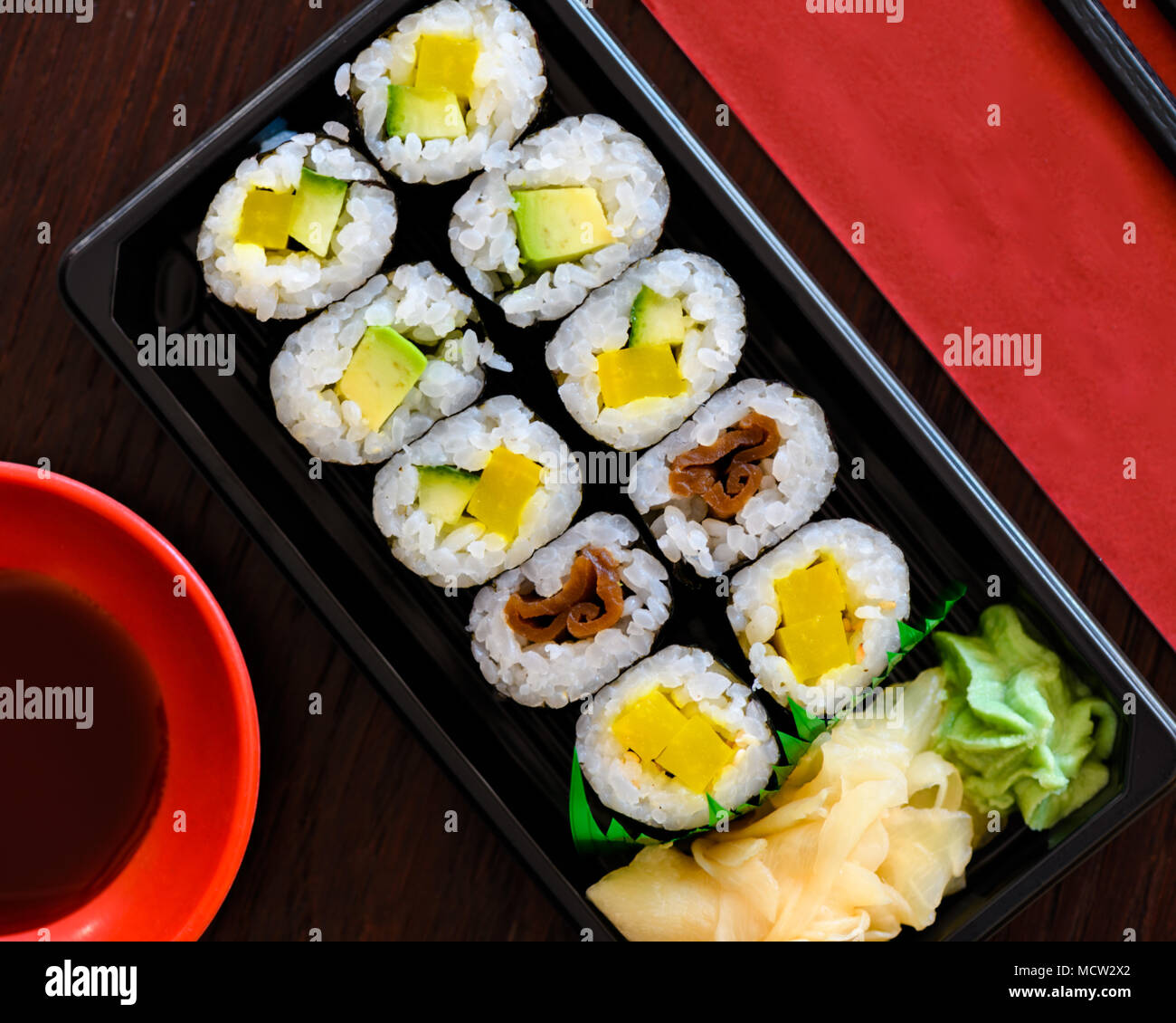 Sushi Take Away Box con Maki e Calofornia ha rotoli e nigiri withSalmon e tonno. Servito in una scatola da asporto con zenzero e Wasabi. Set di sushi Foto Stock