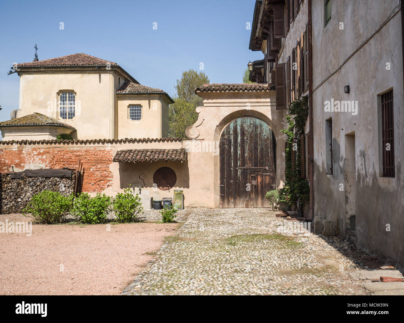 La vita in campagna, all'interno di un antico casale appena fuori Milano. Italia Foto Stock
