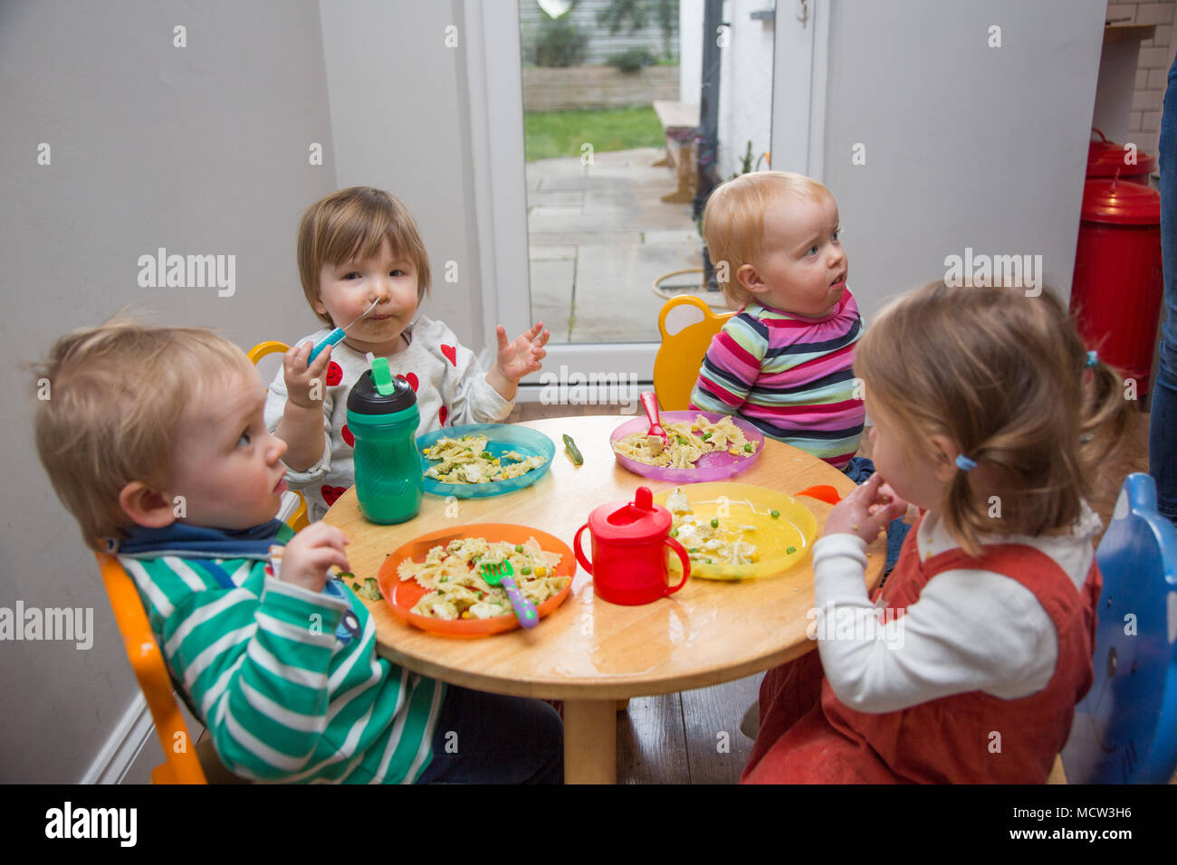 I bimbi a mangiare il pranzo Foto Stock