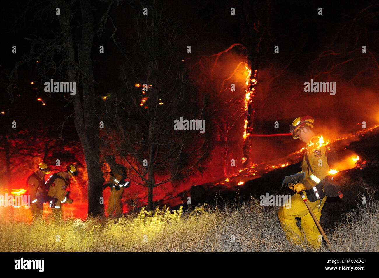 Un vigile del fuoco valuta la sua prossima mossa strategica durante uno dei numerosi Lake County incendi. Foto Stock