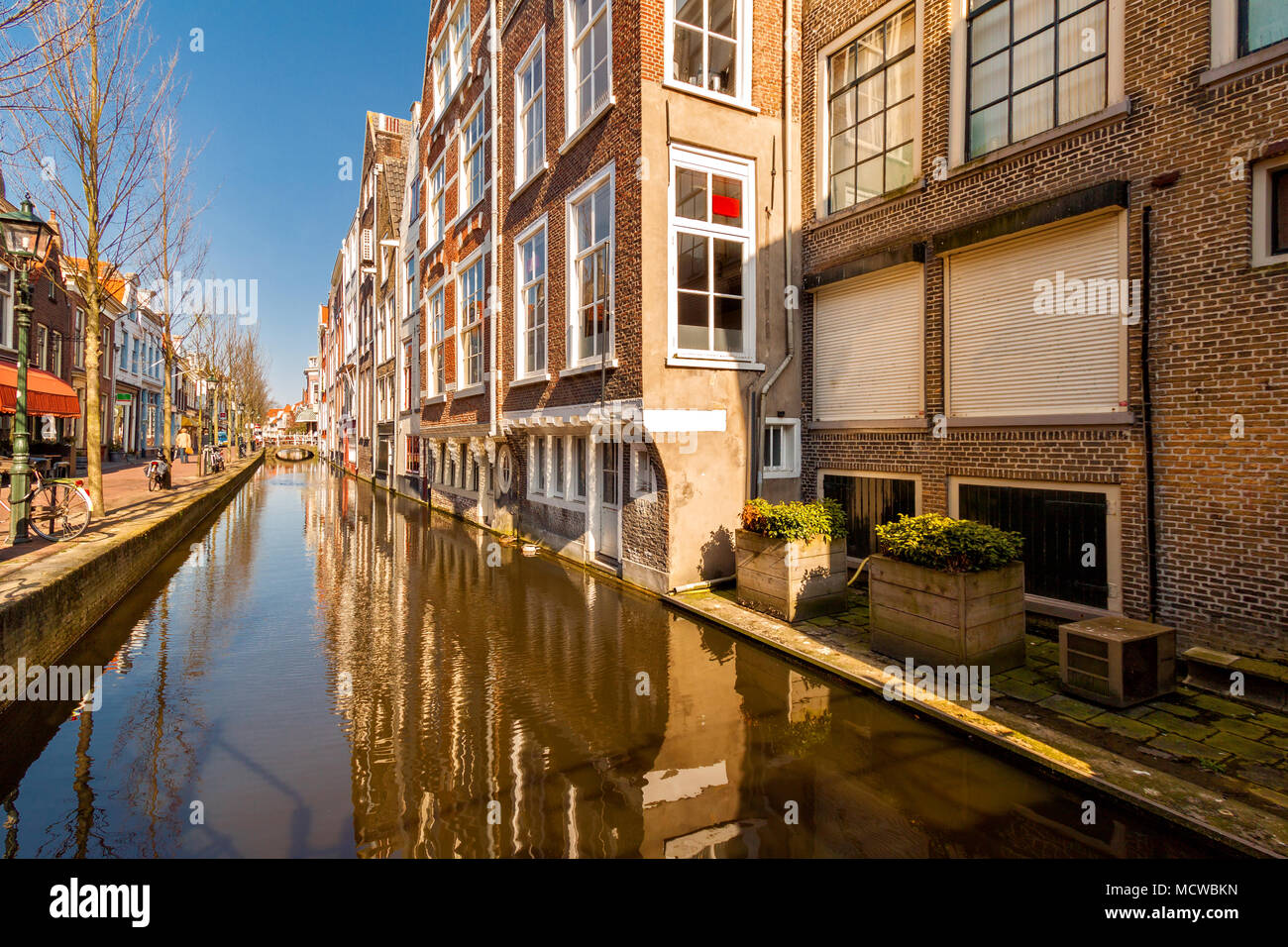 Canal lungo Voldersgracht street, nel centro storico di Delft Foto Stock
