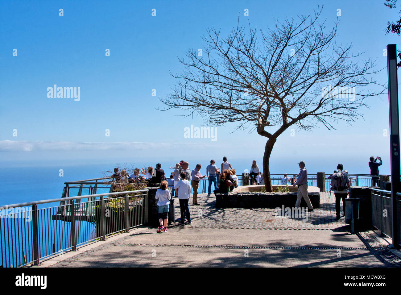 In Portogallo; per Madera; Cabo Girão Skywalk; più alto in Europa; più di 1; 500 piedi cliff.; tra fotocamera de Lobos e Quinta Grande Foto Stock