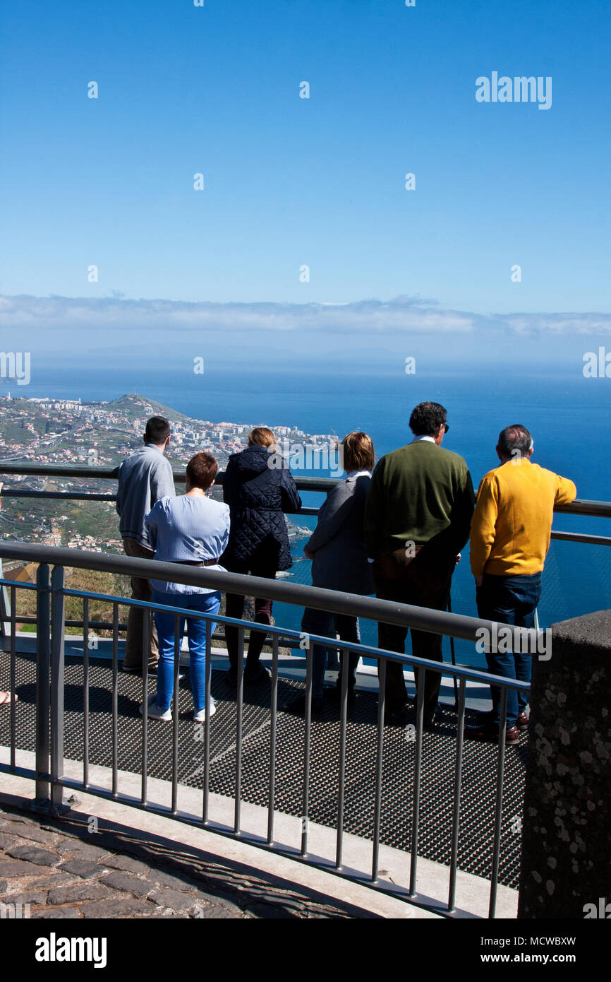 In Portogallo; per Madera; Cabo Girão Skywalk; più alto in Europa; più di 1; 500 piedi cliff.; tra fotocamera de Lobos e Quinta Grande Foto Stock
