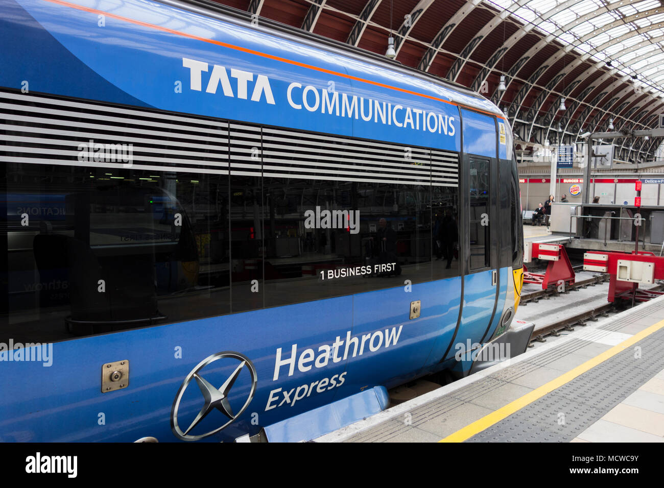 Comunicazione Tata treno Heathrow Express arriva alla stazione di Paddington, Praed Street, Paddington, Londra W2, Regno Unito Foto Stock