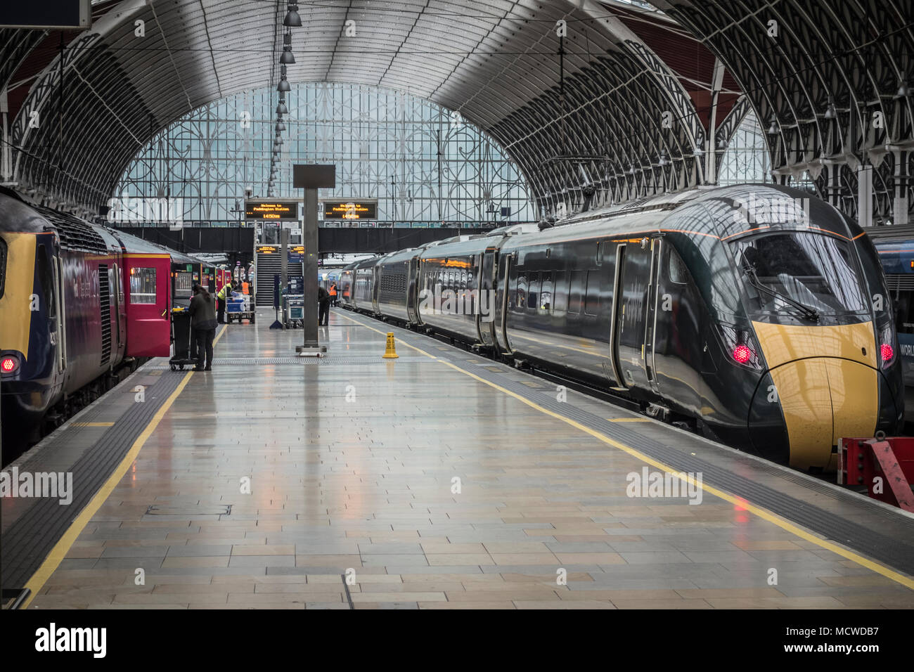 Hitachi costruito classe 800 Intercity Express Treno Arrivando alla stazione di Paddington, London, Regno Unito Foto Stock