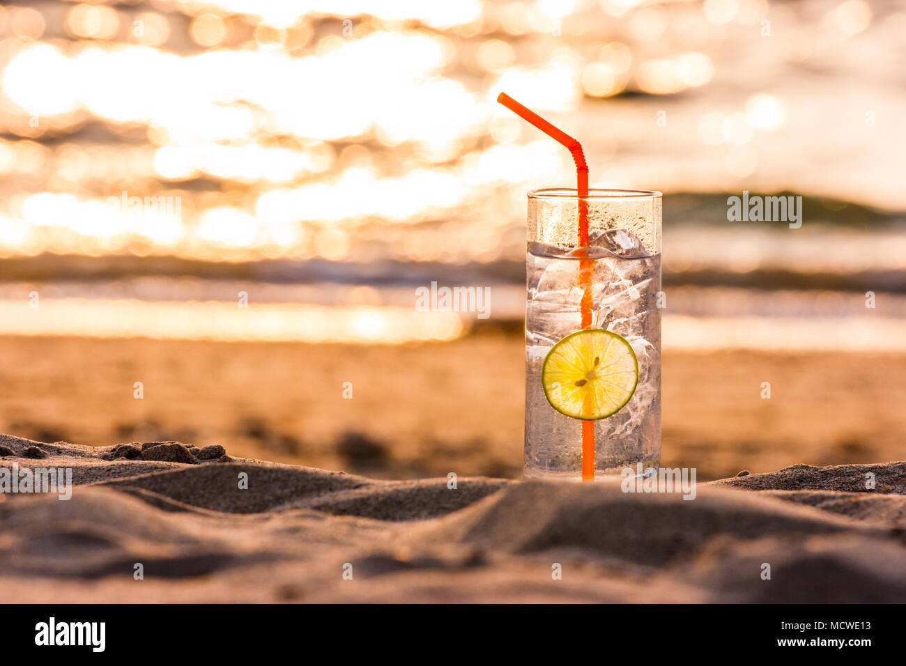 Bicchieri Di Gin Tonic Sul Tavolo in Spagna Al Tramonto Immagine