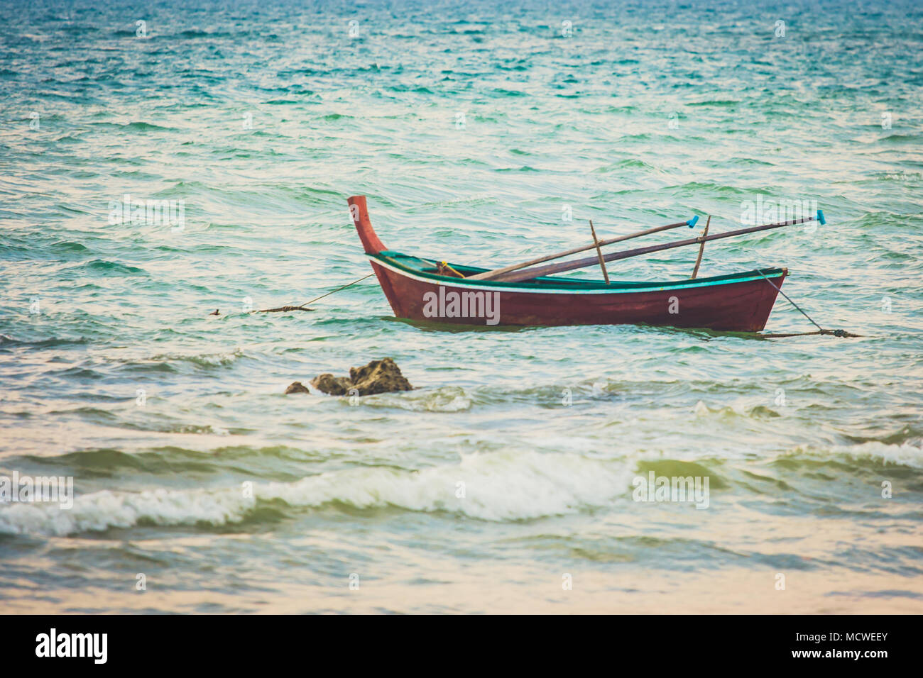 I pescatori barca a remi lungo a Long Beach, Koh Lanta, Thailandia. Foto Stock