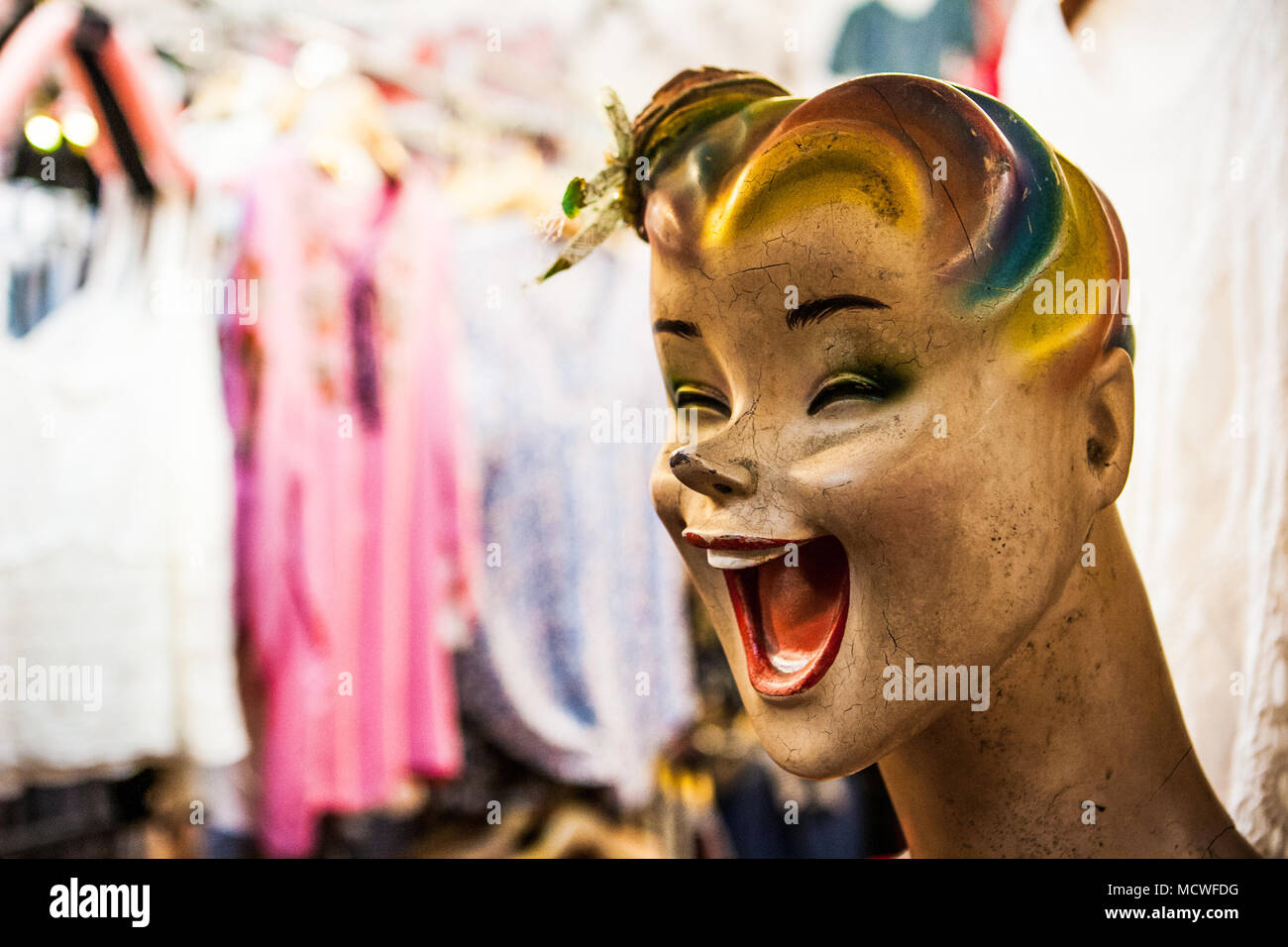 Ritratto di un manichino con un inquietante sorriso al mercato del weekend, Phuket, Tailandia Foto Stock