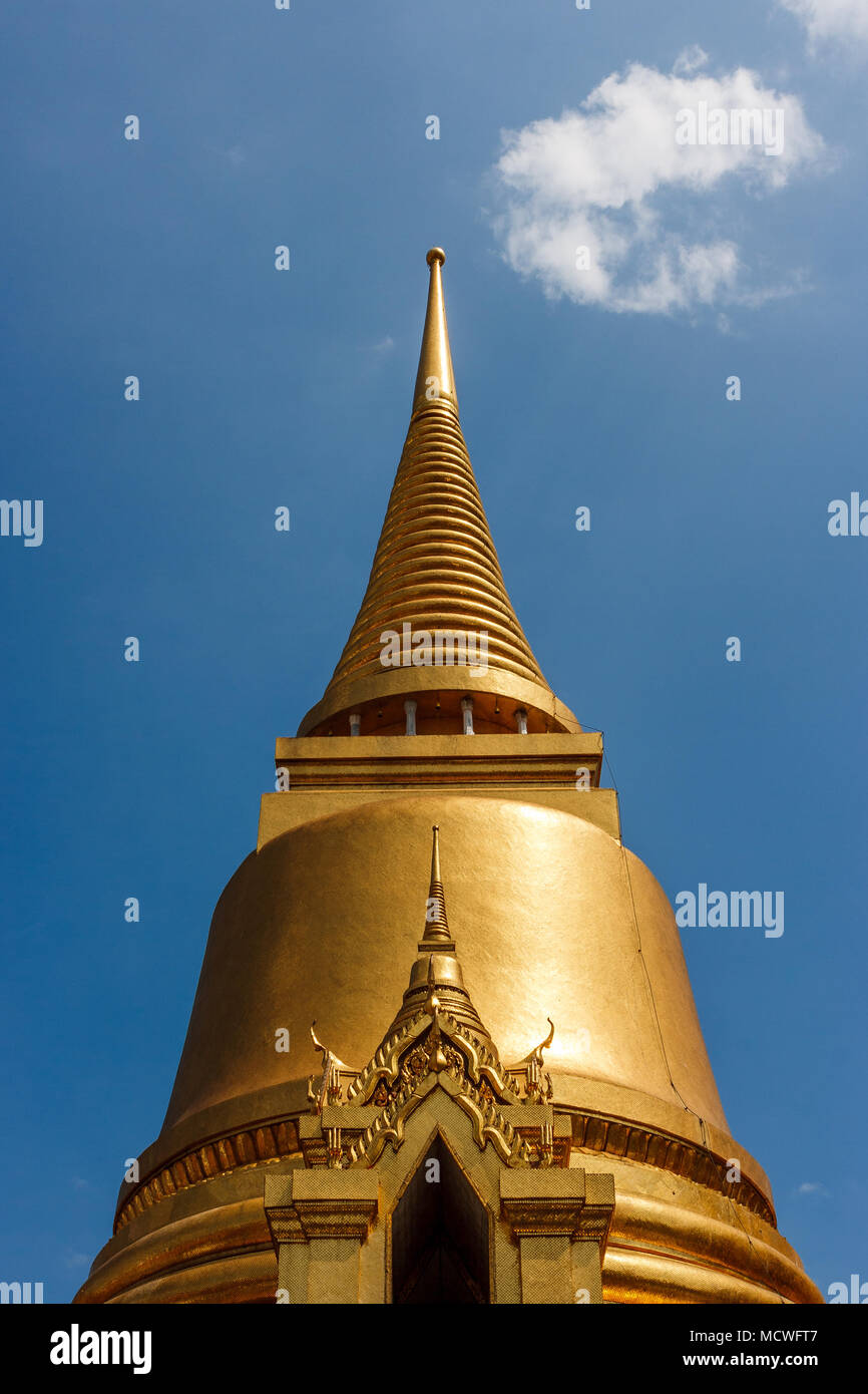 Vista del Phra Sri Rattana Chedi del Wat Phra Kaew Palace, anche noto come il Tempio del Buddha di Smeraldo. Bangkok, Tailandia. Foto Stock