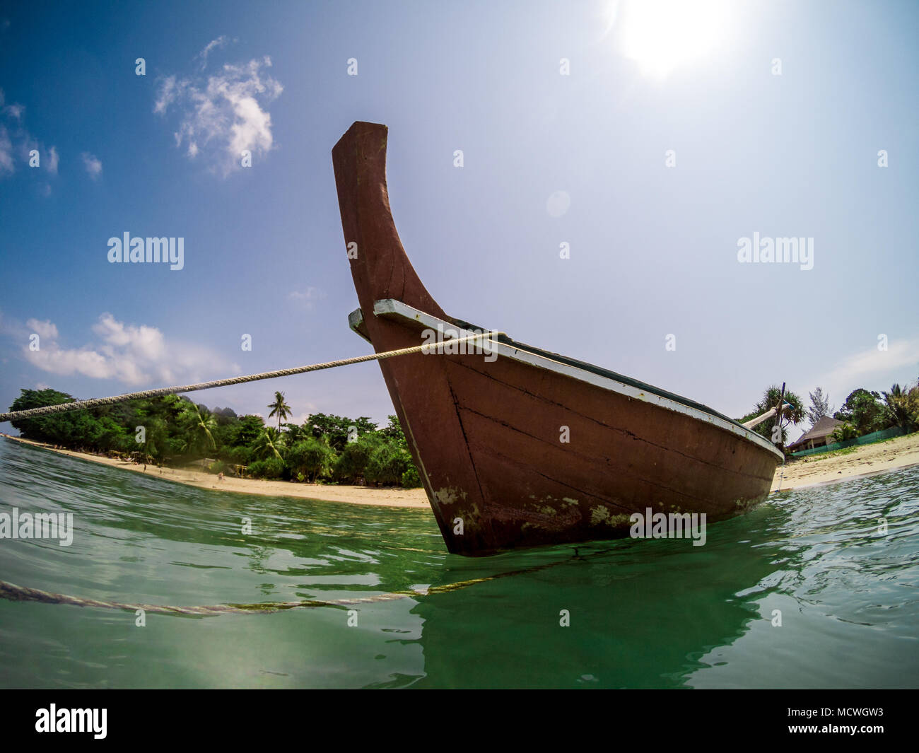 Camma di azione fisheye foto di un tradizionale thai longtail boat a Long Beach, Ko Lanta, Thailandia Foto Stock