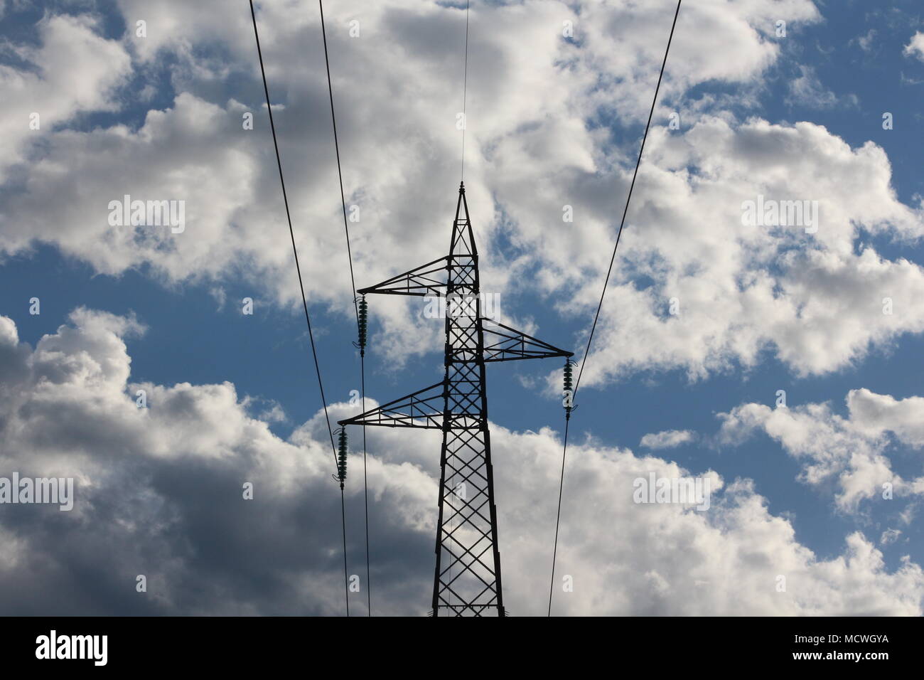 La linea elettrica e sfondo cielo Foto Stock