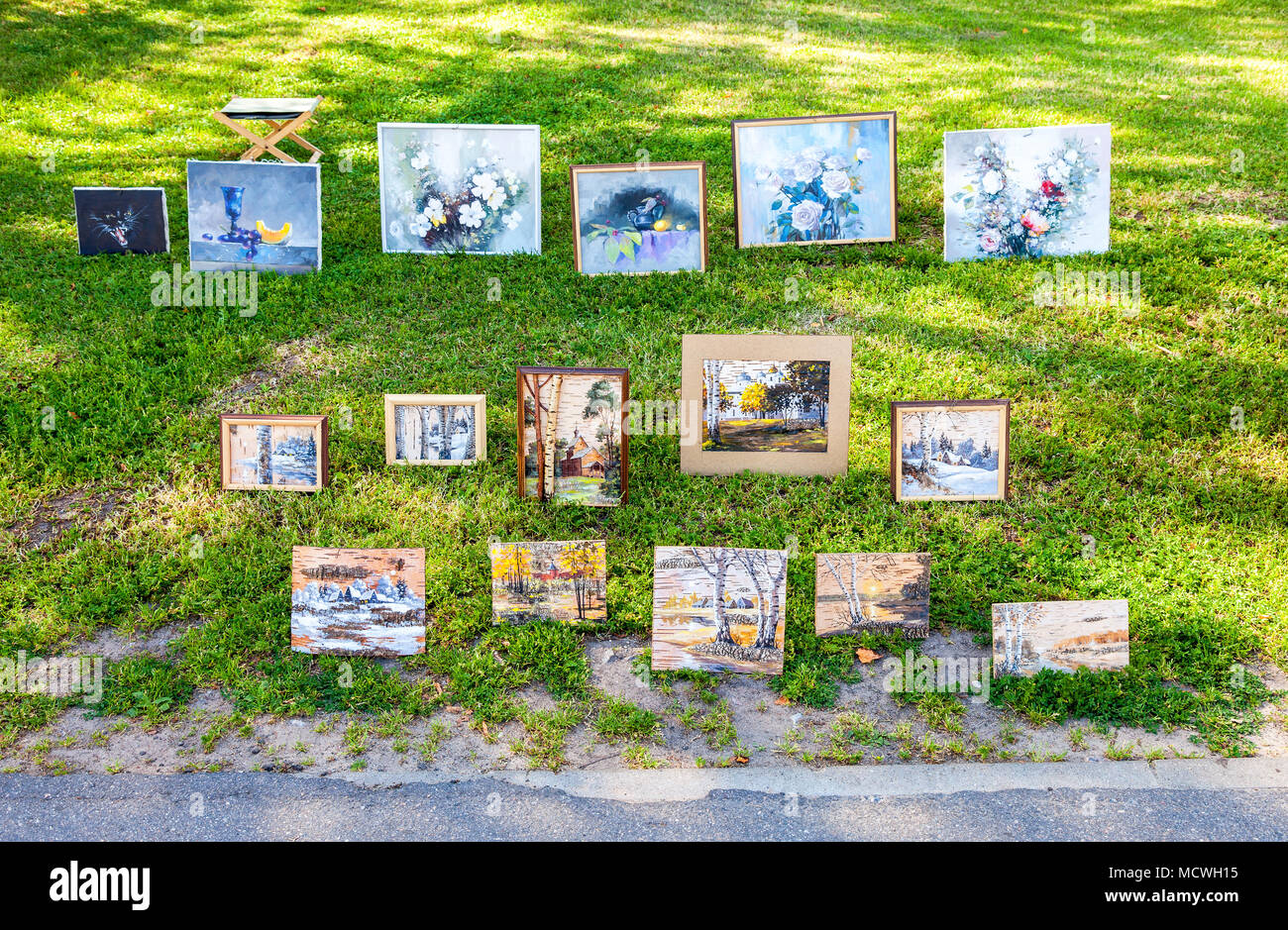 Veliky Novgorod, Russia - Agosto 17, 2017: Arte dipinti con fiori e tradizionale russo motivi su corteccia di betulla. Russo souvenir fatti a mano per sa Foto Stock