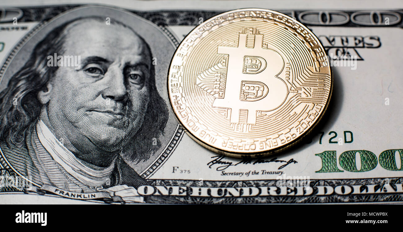 Bitcoin. Bitcoins oro su un centinaio di dollari close up Foto Stock