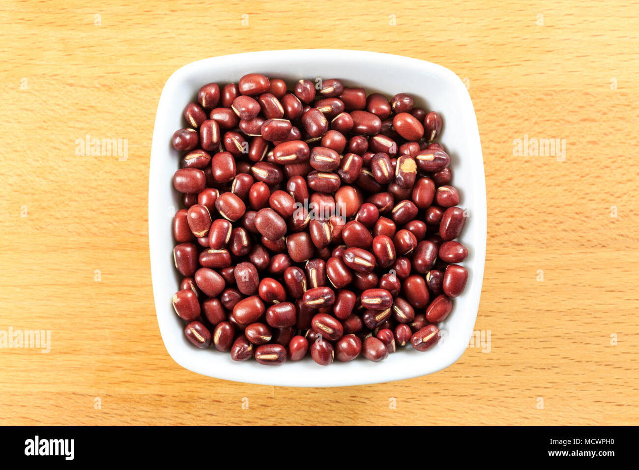 I fagioli Adzuki, Vigna angularis, è un piccolo fagiolo rosso ricco in carboidrati, fibre alimentari, proteine e vitamina B folato. Foto Stock