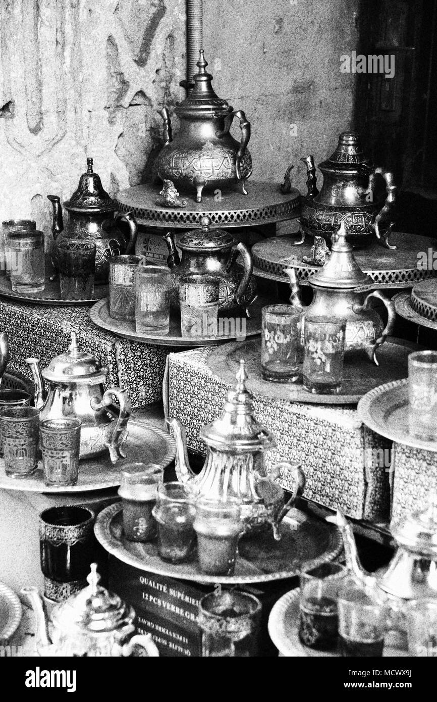 Vecchia foto di tradizionali lattine di lattina e tazze tè presso il vecchio souk di Casablanca, Marocco Foto Stock