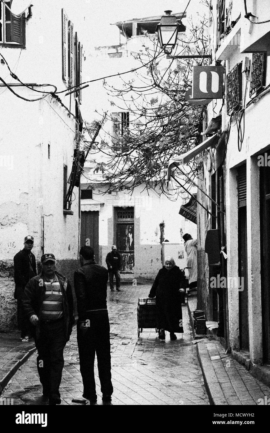 Vecchia immagine in bianco e nero di persone a piedi attraverso uno stretto vicolo verso il vecchio souk di Casablanca, Marocco Foto Stock