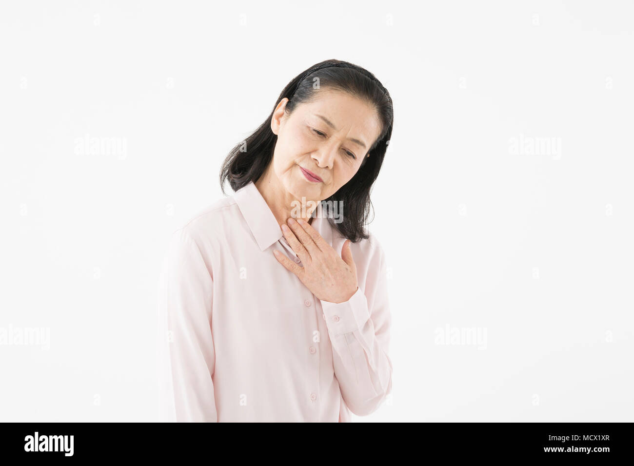 Senior donna con male di gola Foto Stock