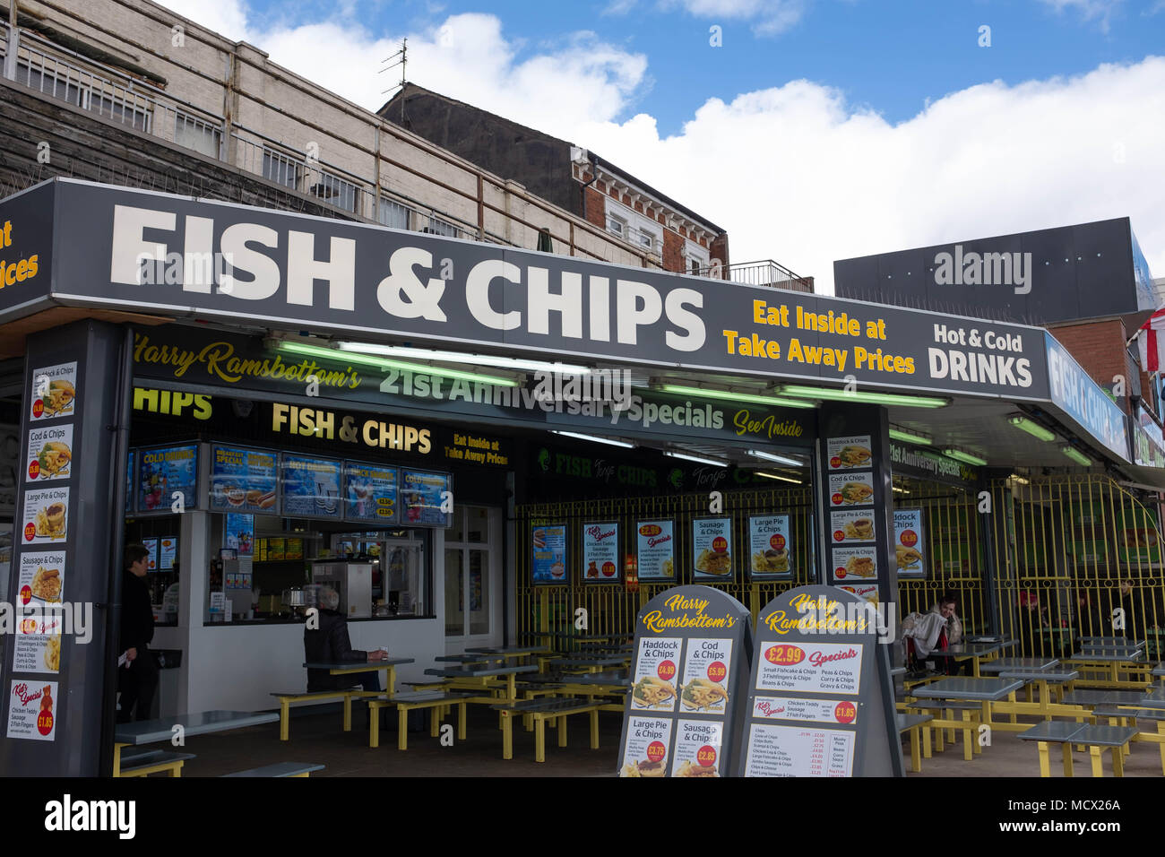 Tipico Pesce & Chip Shop sul lungomare a Skegness Foto Stock
