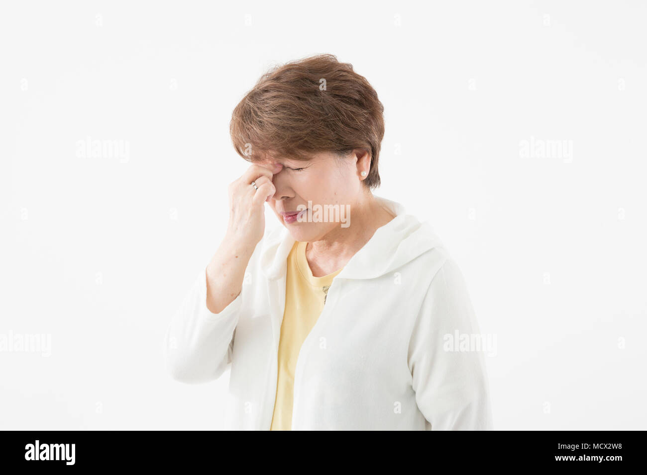Senior donna con sensazione di affaticamento degli occhi Foto Stock