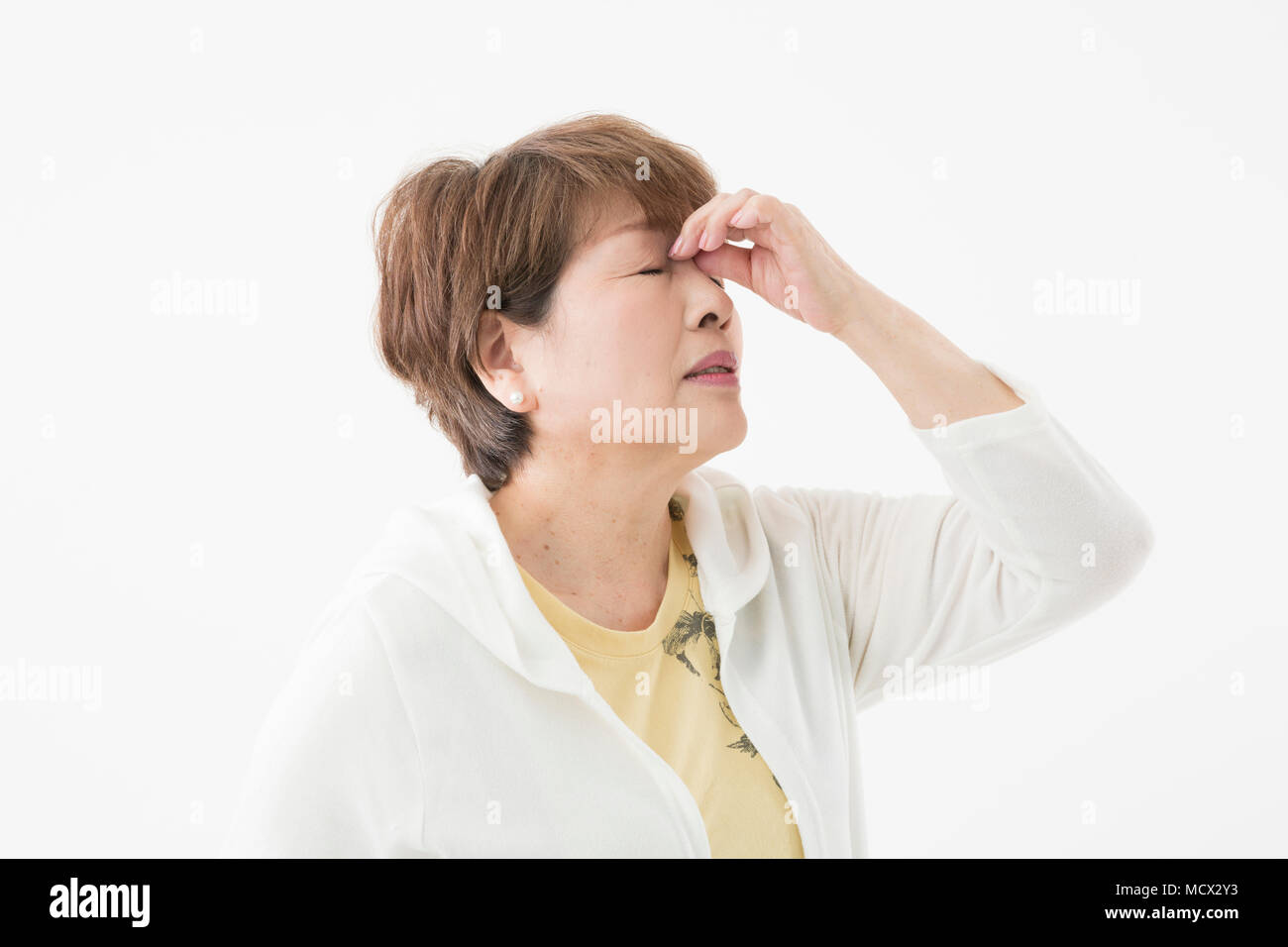 Senior donna con sensazione di affaticamento degli occhi Foto Stock
