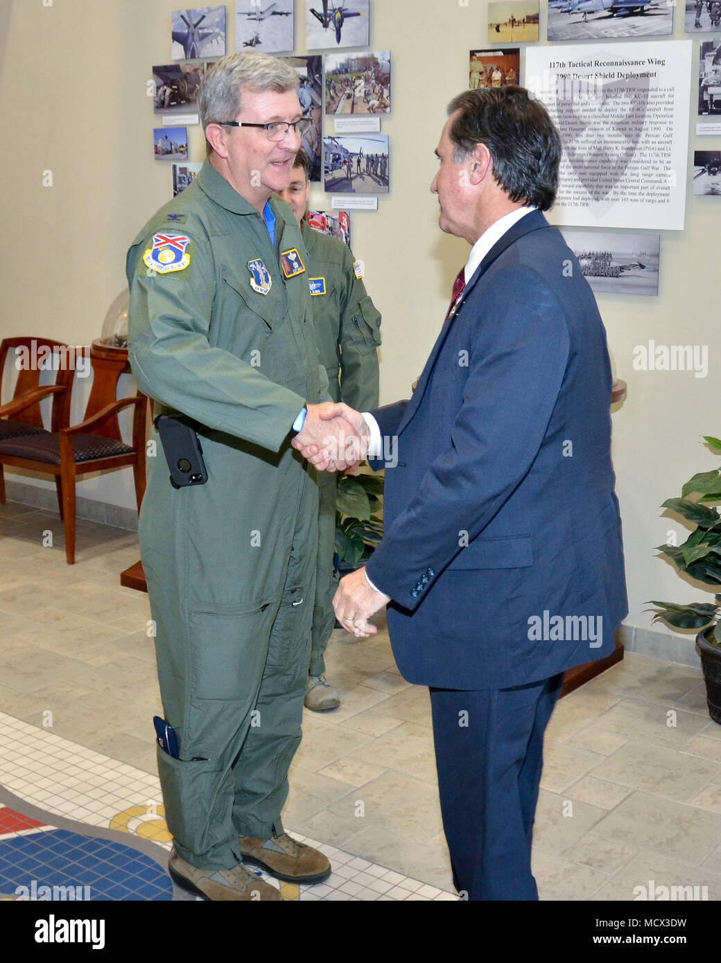 Col. Scott concedere saluta Alabama sost. Gary Palmer presso il 117Air Refuelling Wing qui a Sumpter Smith Air National Guard Base, Birmingham, Ala. Marzo 3, 2018. (U.S. Air National Guard foto di: Staff Sgt. Jim Bentley) Foto Stock