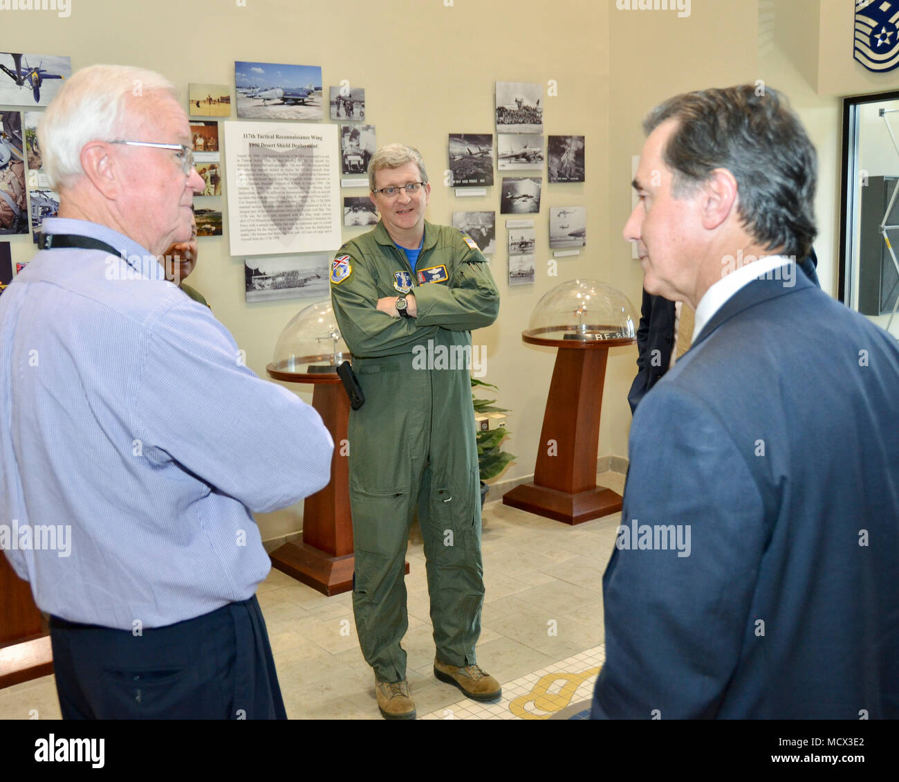 Alabama sost. Gary Palmer soddisfa con la leadership del 117Air Refuelling Wing qui a Sumpter Smith Air National Guard Base, Birmingham, Ala. Marzo 3, 2018. (U.S. Air National Guard foto di: Staff Sgt. Jim Bentley) Foto Stock