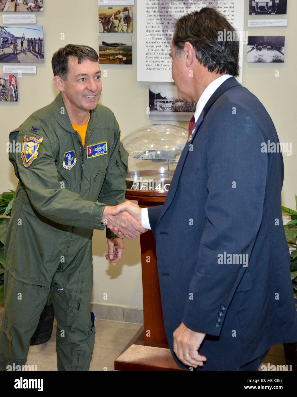 Col. Allen re saluta Alabama sost. Gary Palmer presso il 117Air Refuelling Wing qui a Sumpter Smith Air National Guard Base, Birmingham, Ala. Marzo 3, 2018. (U.S. Air National Guard foto di: Staff Sgt. Jim Bentley) Foto Stock