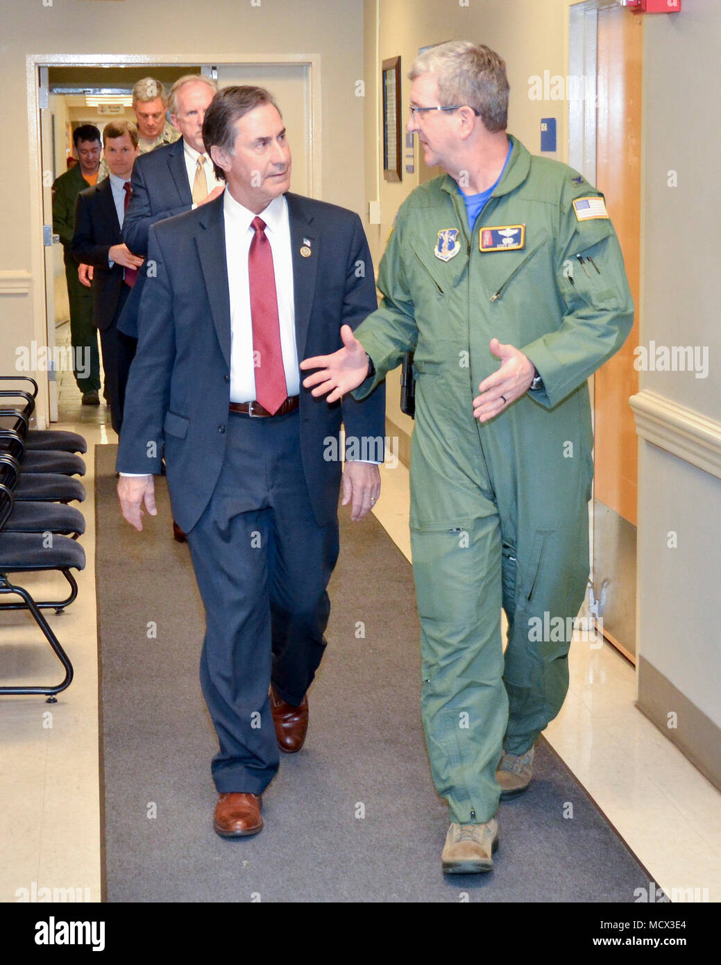 Alabama sost. Gary Palmer incontra Col. Scott Grant, wing commander del 117Air Refuelling Wing qui a Sumpter Smith Air National Guard Base, Birmingham, Ala. Marzo 3, 2018. (U.S. Air National Guard foto di: Staff Sgt. Jim Bentley) Foto Stock