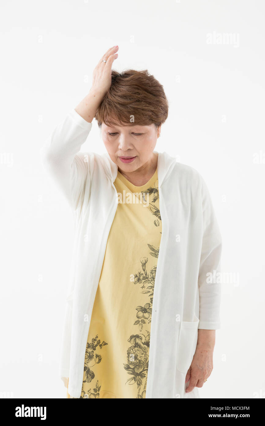 Senior donna ricordando Foto Stock
