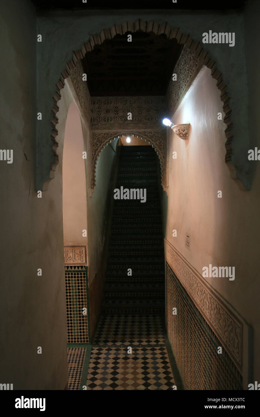 Pavimento piastrellato e pareti di una rampa di scale al Ben Youssef Madrasa (Qur'Anic scuola) a Marrakech, Marocco Foto Stock