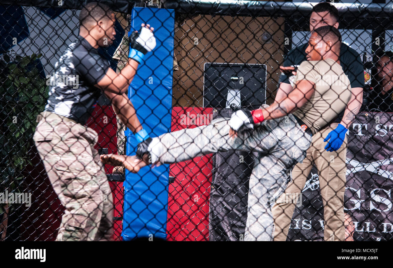 Un soldato con la terza delle forze speciali Group-Airborne e Senior Airman Terrence Crenshaw con aria xix supportano operazioni squadrone competere in leggero undercard bout durante l annuale Fort Bragg Combatives torneo a Fort Bragg, N.C. Marzo 3, 2018. (U.S. Foto dell'esercito da Staff Sgt. Jazmin Jenkins/ 22 Mobile degli affari pubblici distacco) Foto Stock