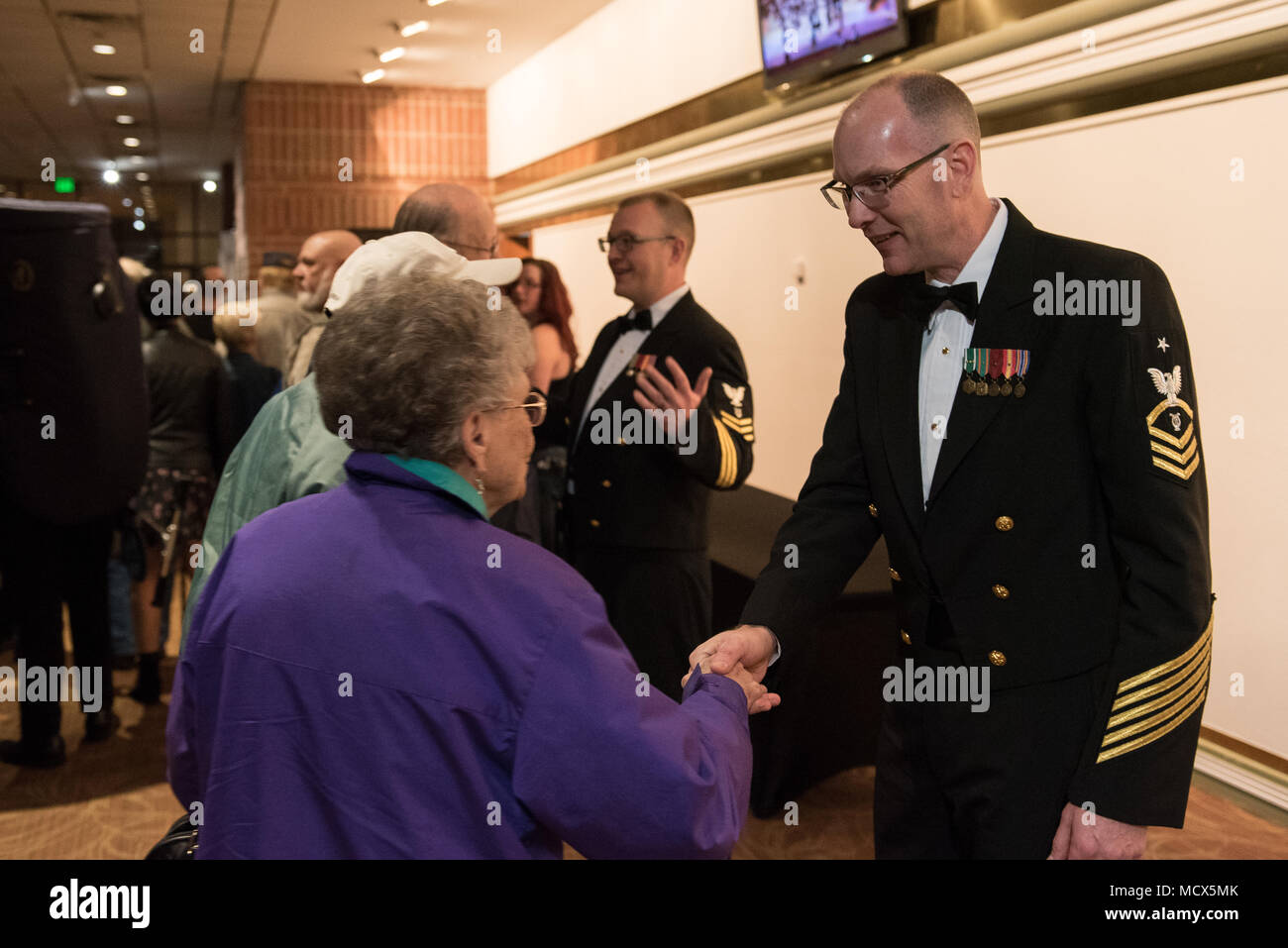 GREELEY, Colo. (3 marzo 2018) Senior Chief musicista David Kolo incontra i membri del pubblico a seguito di una U.S. La banda della marina militare in concerto a Colonia Europea Civic Center in Greeley, Colorado. La banda della marina eseguito in 12 stati durante la sua 21-city, 5.000-mile tour, il collegamento delle comunità di tutta la nazione per la loro Marina. (U.S. Navy foto di Chief Musician Adam Grimm/rilasciato) Foto Stock