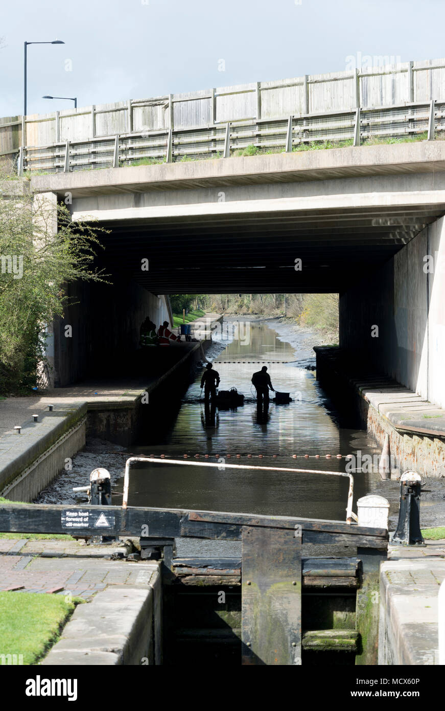 A38 road attraversando il Birmingham e Fazeley Canal a Minworth blocca fondale, West Midlands, Regno Unito Foto Stock