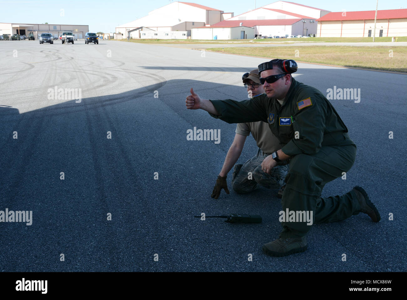 Il personale Sgt. Michael Muise, un loadmaster con il 439th risposta di emergenza Volo, segnali per il maresciallo lo scarico di apparecchiature di compensazione è la rampa come Staff Sgt. Brian Nasuta, una antenna porter con la 58a porta antenna squadrone guarda il 2 marzo 2018, durante l'esercizio Patriot Sands a Patrick Air Force Base, Fla. Loadmasters e antenna facchini lavorare con gli affiliati per insegnare loro il modo di caricare e scaricare le loro apparecchiature in modo efficiente e sicuro. (U.S. Air Force foto di Airman 1. Classe Hanna Smith) Foto Stock