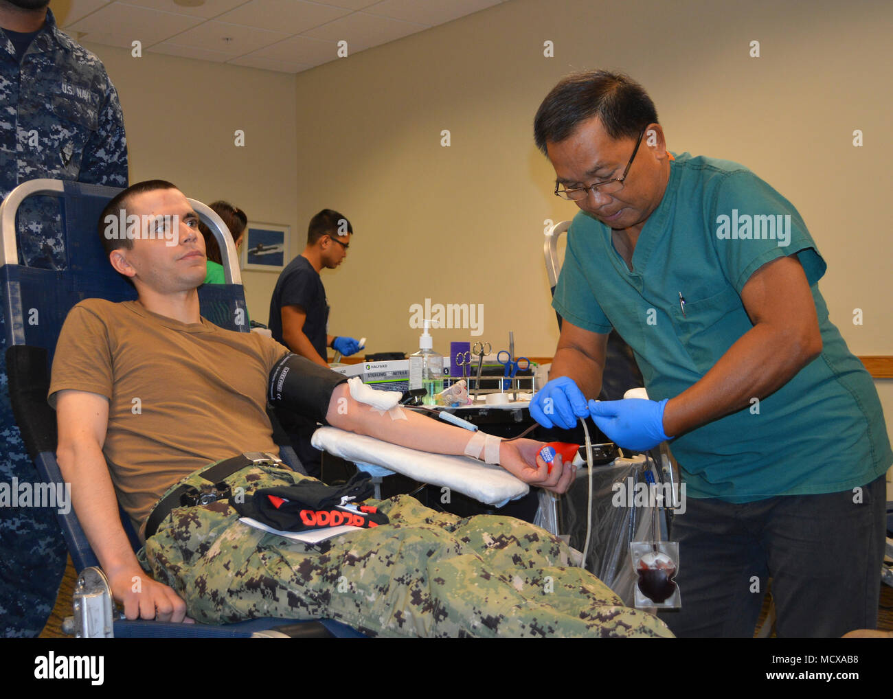 180301-N-WI626-001 PITI, GUAM (1 marzo 2018) - Phlebotomist Deo Patague aspira il sangue dal tecnico di elettronica (nucleare) 1a classe Dirk Limon durante un mobile unità di sangue a Squadriglia Sommergibili (SUBRON) 15, Marzo 1. Le donazioni di sangue sono state accettate da 30 volontari a sostegno delle forze armate programma sangue Guam mobile unità di sangue ospitato da SUBRON 15 a Polaris Point. (U.S. Navy foto di tenente Lauren spaziano/rilasciato) Foto Stock