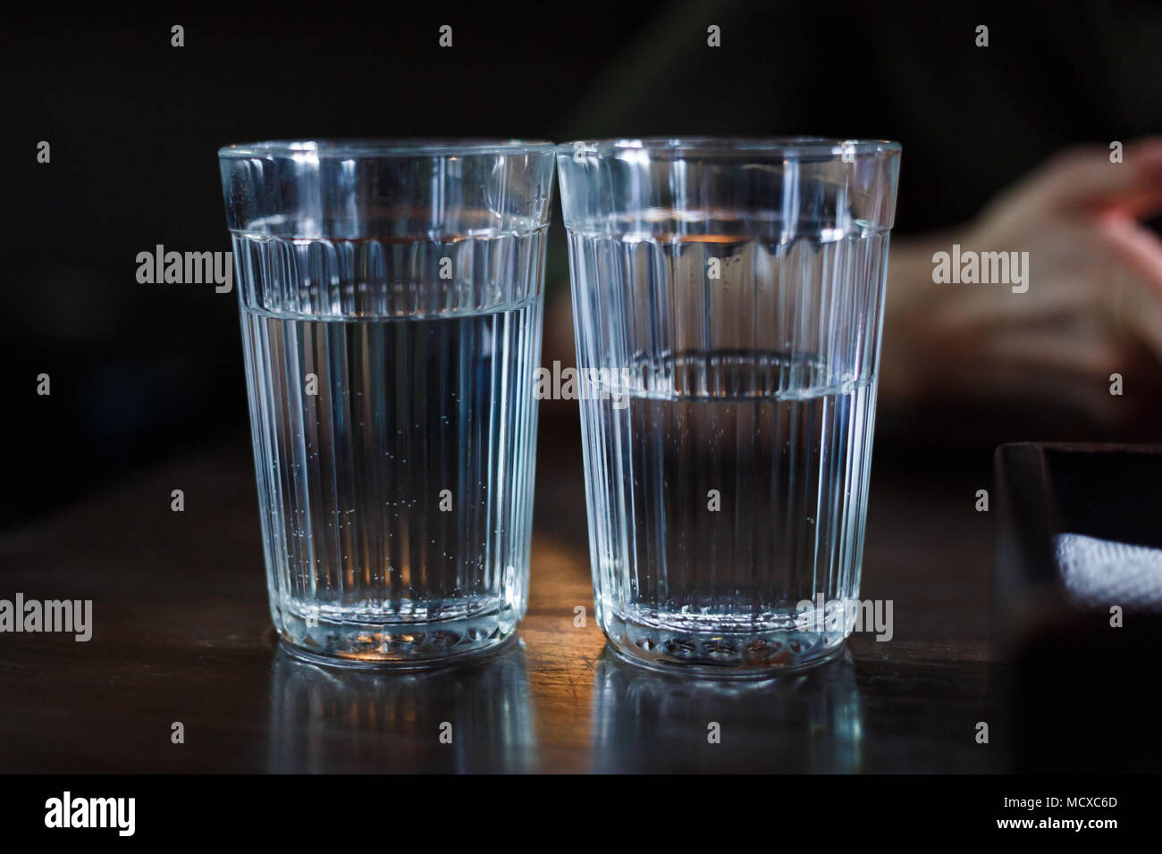 Due bicchieri con vodka su un tavolo in un ristorante Foto Stock