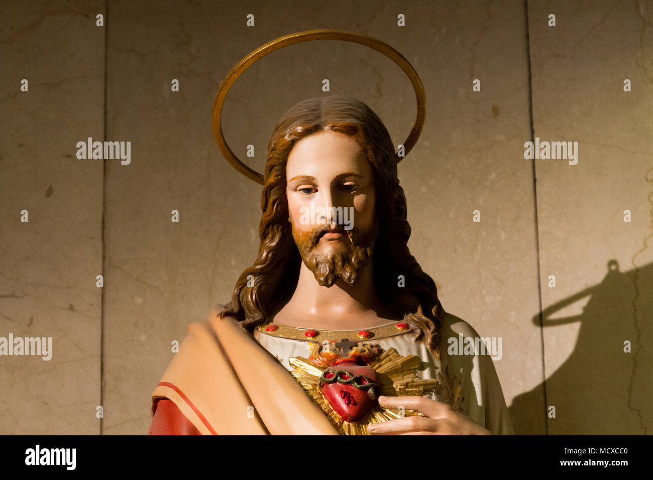 La statua del Sacro cuore di Gesù nella chiesa salesiana "Santa Maria delle grazie" - Santa Maria della Grazia. Pavia, Italia. Foto Stock