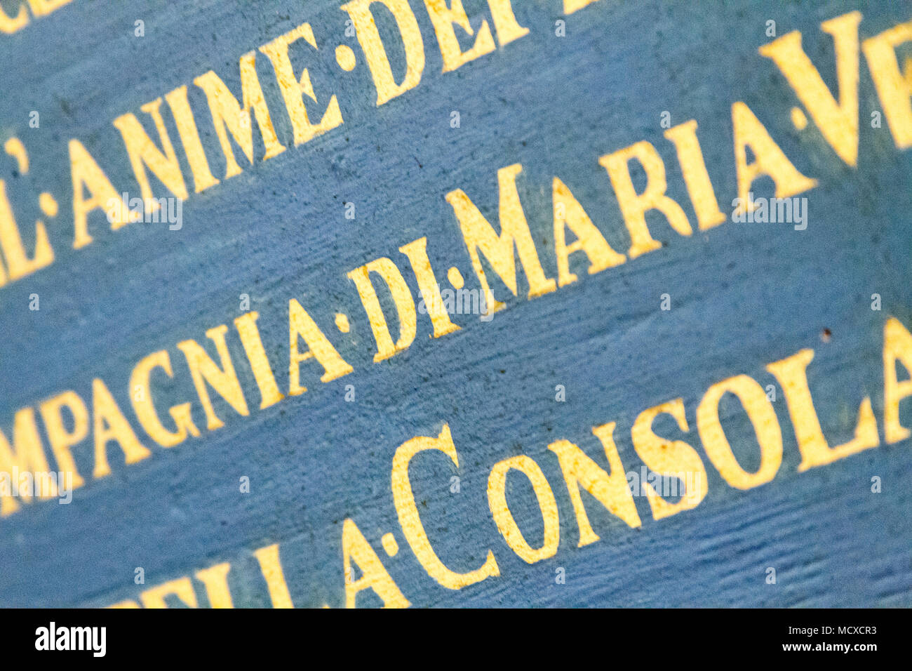 Pavia, Italia. 16 novembre 2017. Iscrizioni latine sulla parete in "Chiesa dei Santi Gervasio e Protasio Martiri' - La Chiesa dei Santi Gervasio e Foto Stock
