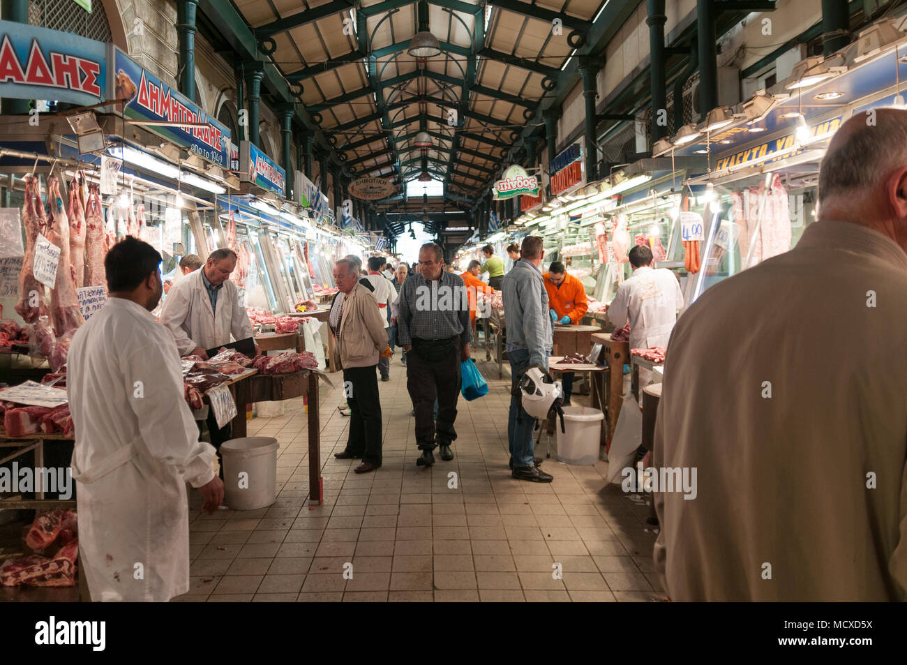 Athens, Grecia - 29 Aprile 2018: gli acquirenti sfoglia il macellaio di carne si spegne al famoso mercato di Atene, Grecia. Foto Stock