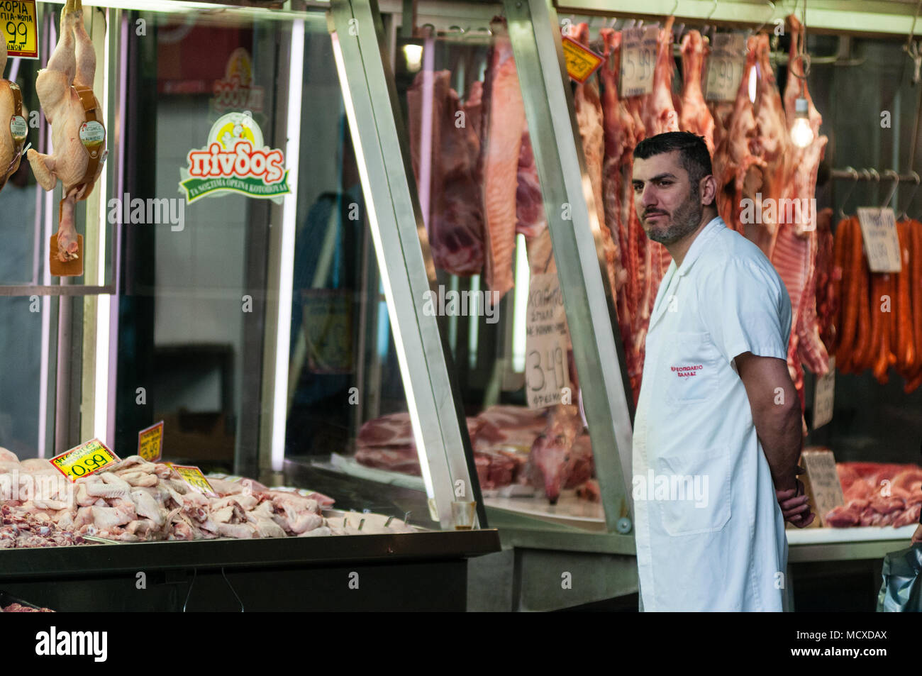 Athens, Grecia - 29 Aprile 2018: un commerciante in cerca di potenziali clienti al famoso mercato greco, Grecia. Foto Stock