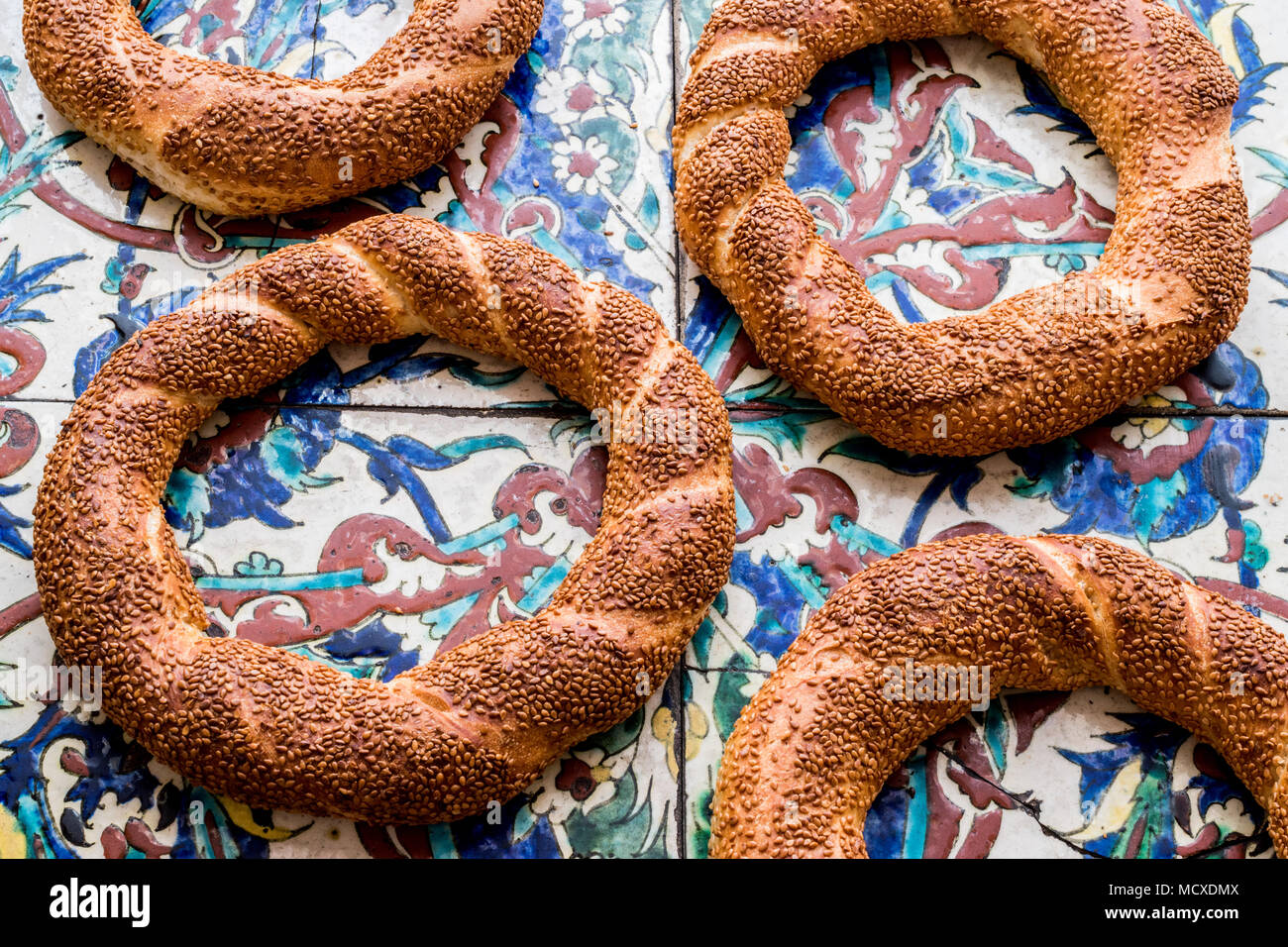 Bagno turco Bagel Simit sul modello ottomano superficie. (Concetto di ramadan) Foto Stock