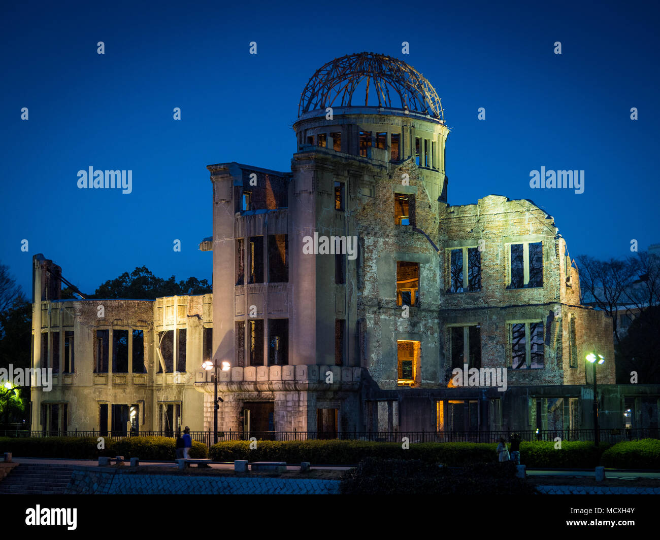 Hiroshima Dome Japan Night - l'edificio del Product Exhibition Hall è stato progettato dall'architetto ceco Jan Letzel ora il cupola commemorativa della pace di Hiroshima Foto Stock