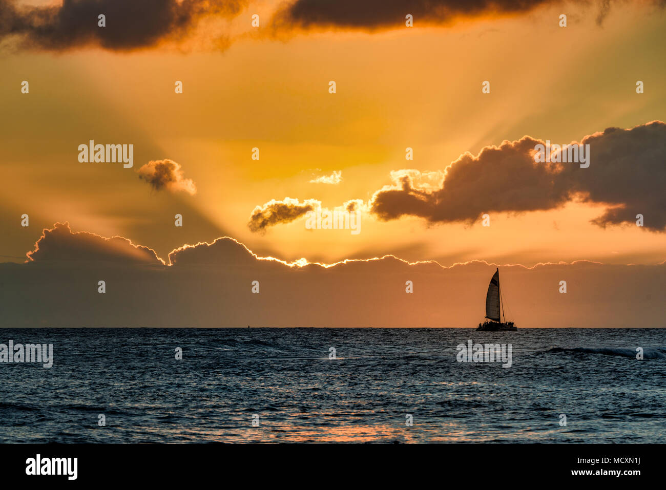 Barca a vela al tramonto off Kauai coast. Hawaii Foto Stock