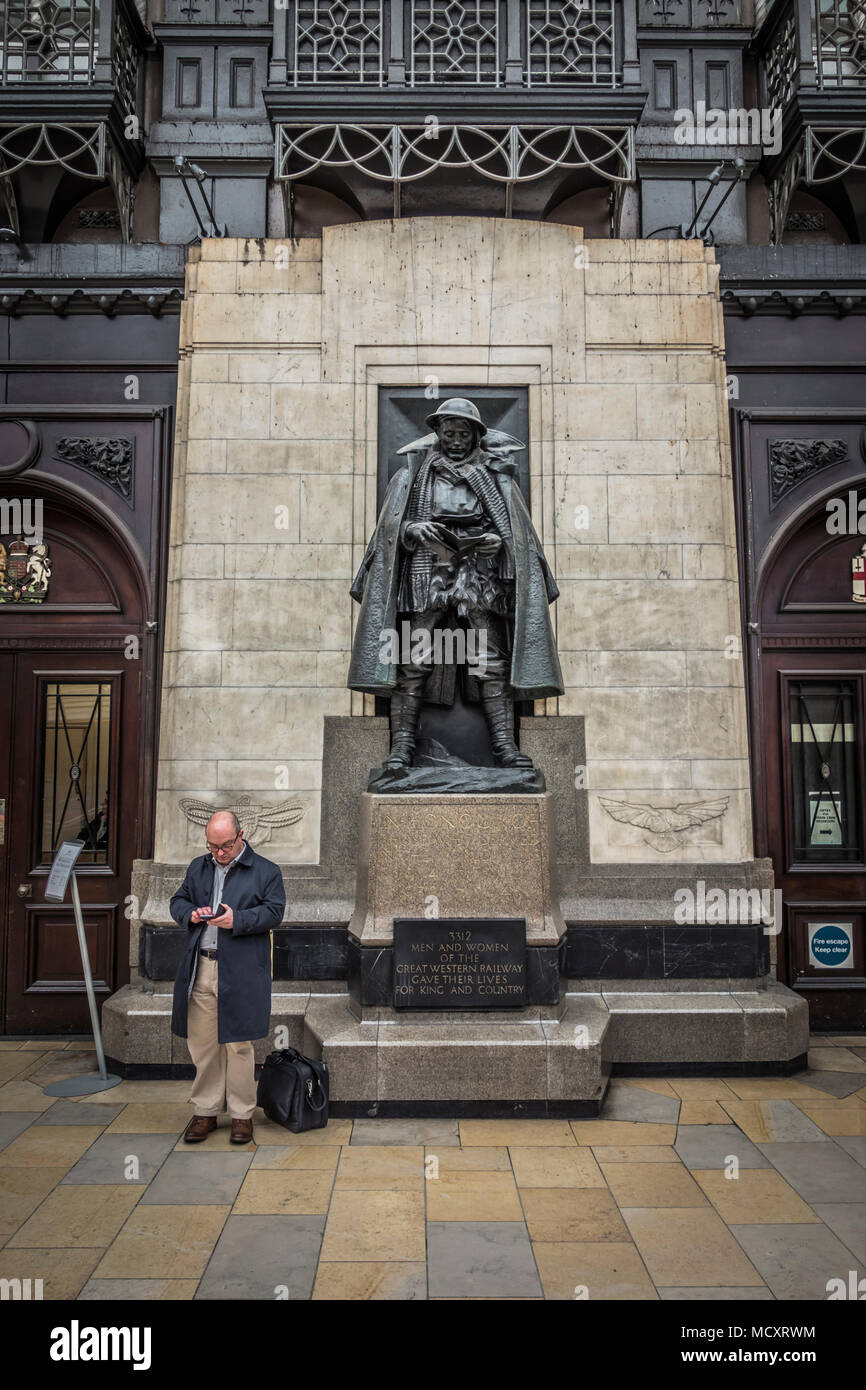 Charles Sargeant Jagger è la Great Western Railway War Memorial presso la stazione di Paddington Praed Street, Paddington, Londra W2, Regno Unito Foto Stock