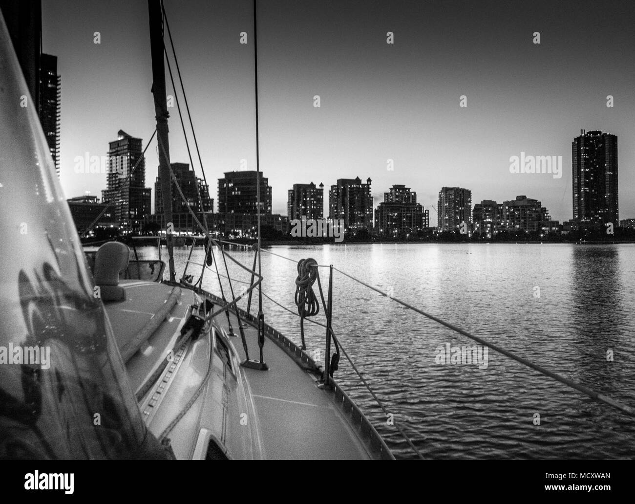 In barca a vela e seascape con skyline della città a distante, Toronto, Canada Foto Stock